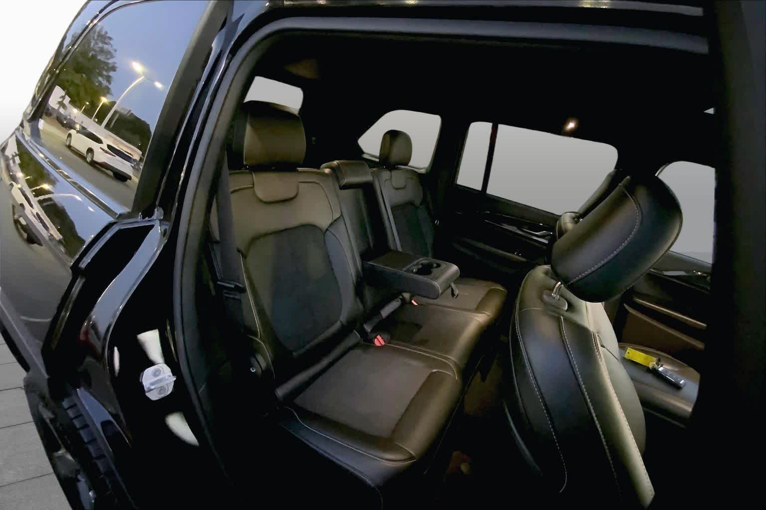 Used 2023 Diamond Black Crystal Pearlcoat Jeep Altitude image 16