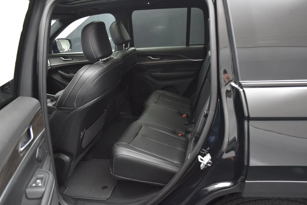New 2026 Diamond Black Crystal Pearlcoat Jeep Limited image 19