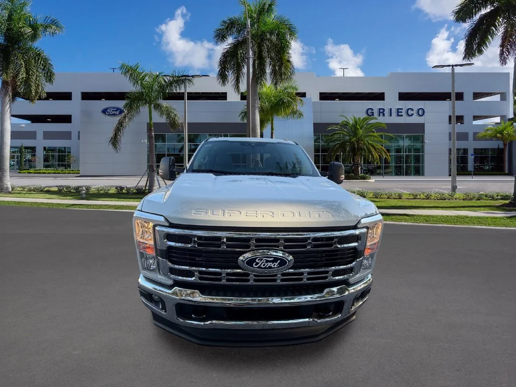 New 2027 Oxford White Ford F-350® XLT image 2