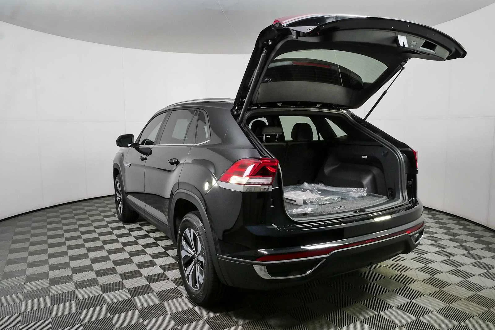 New 2026 Deep Black Pearl Volkswagen 2.0T SE image 29