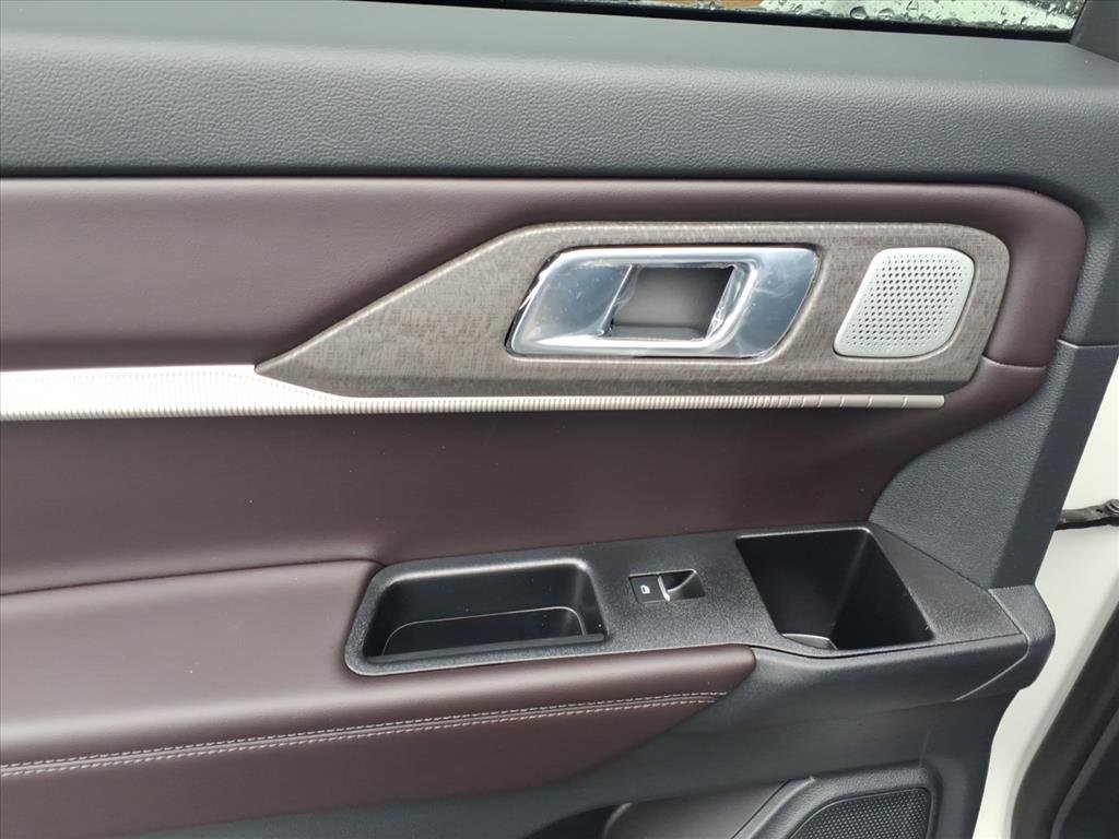 New 2026 Star White Metallic Tri-Coat Ford Platinum™ image 9
