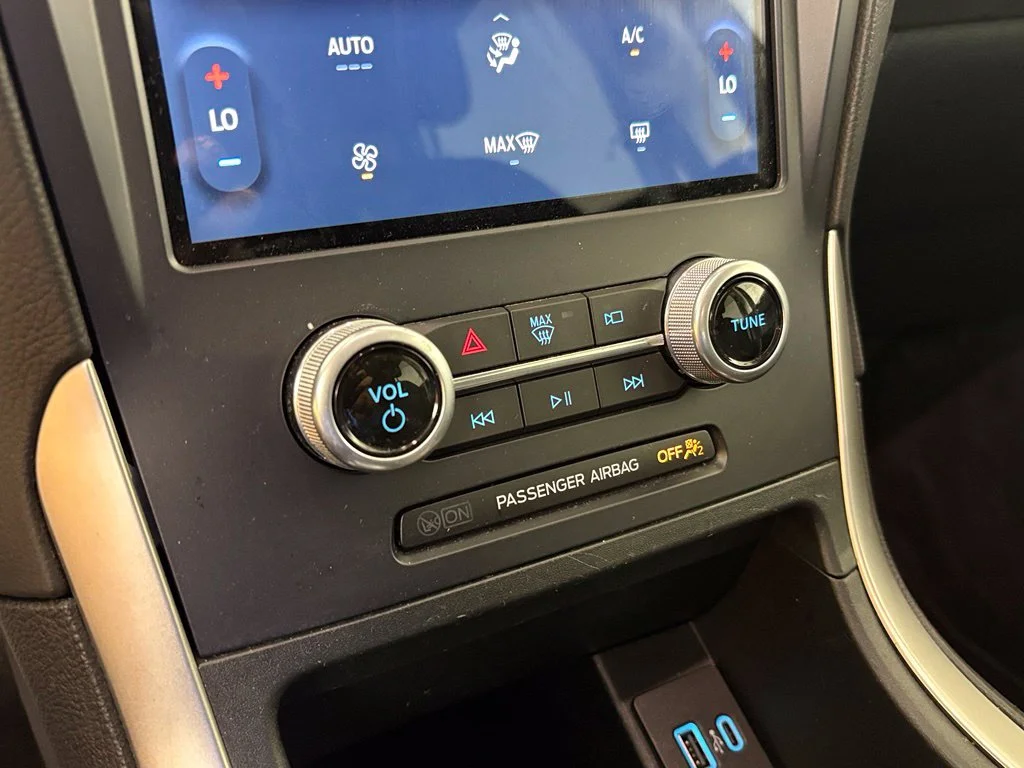 Used 2022 Silver Ford SE image 27