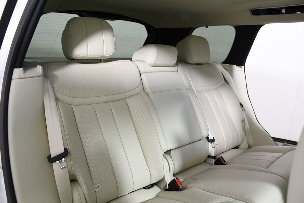 New 2026 Ostuni Perl Wh Land Rover SE image 22