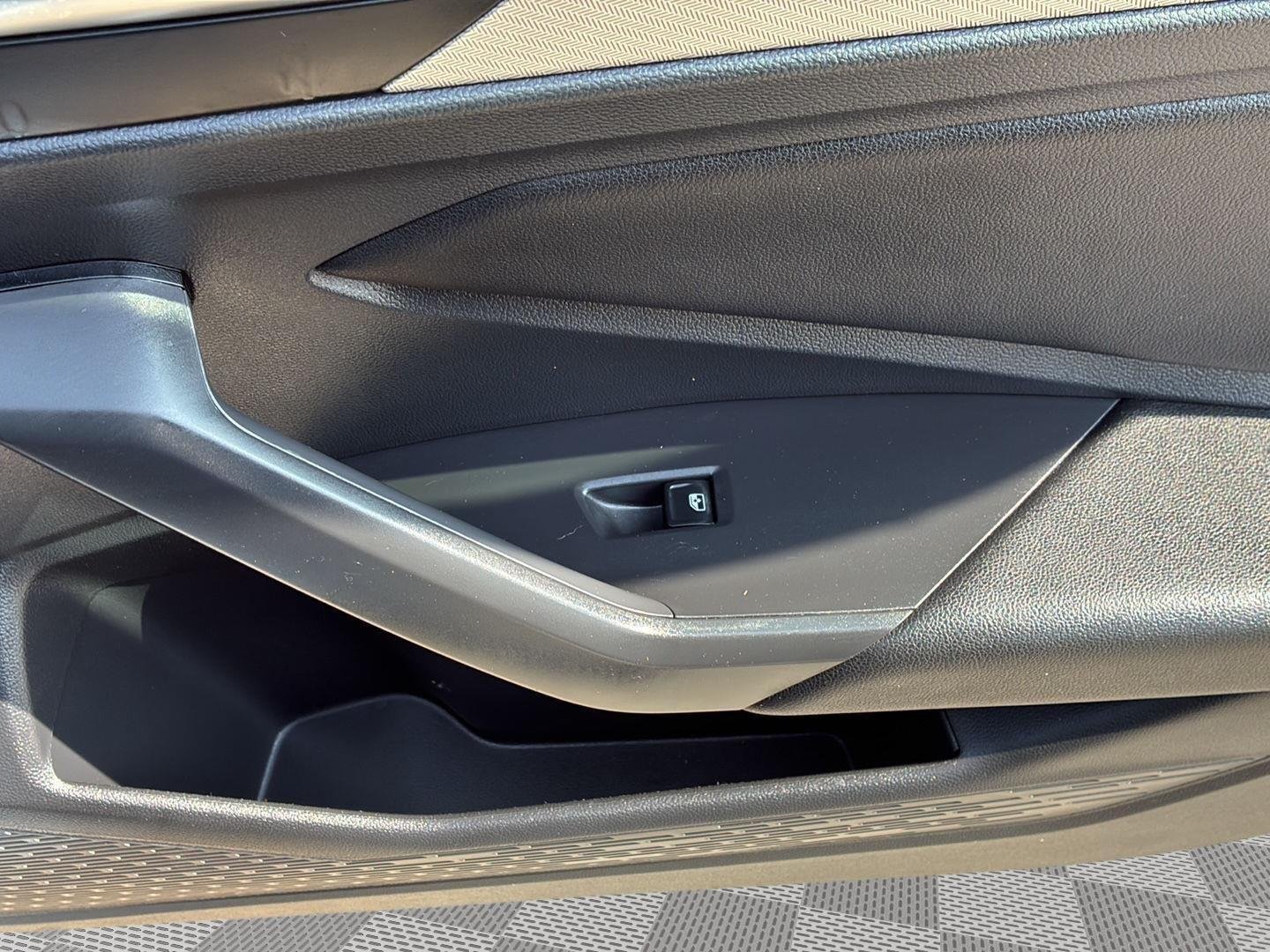 Used 2019 Platinum Gray Metallic Volkswagen SE image 9