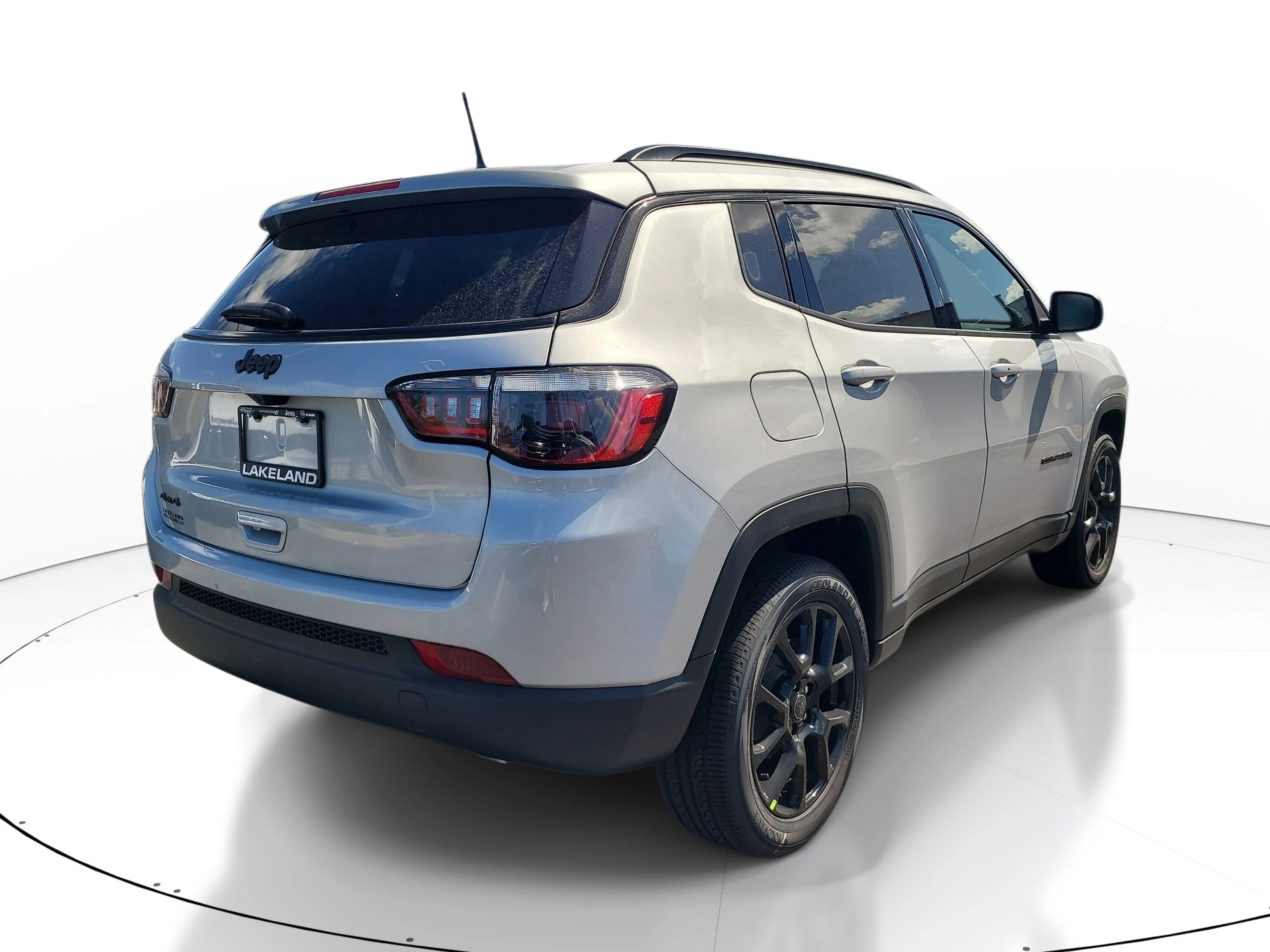 New 2026 Silver Zynith Metallic Clearcoat Jeep Latitude image 6