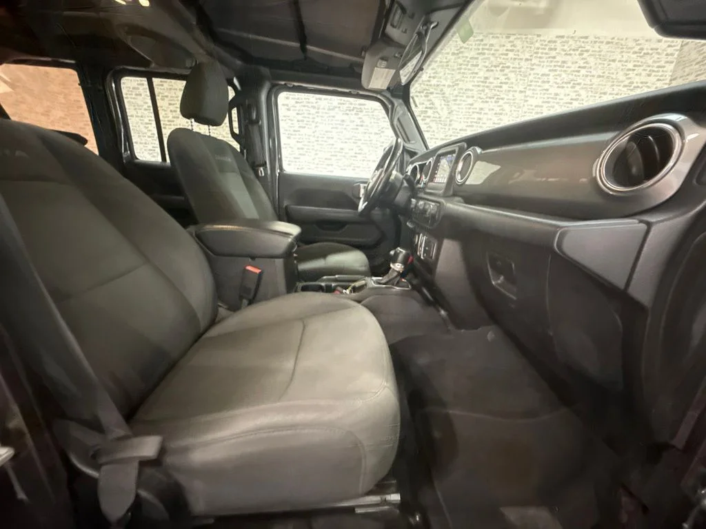 Used 2020 Granite Crystal Metallic Clearcoat Jeep Unlimited Sahara image 11