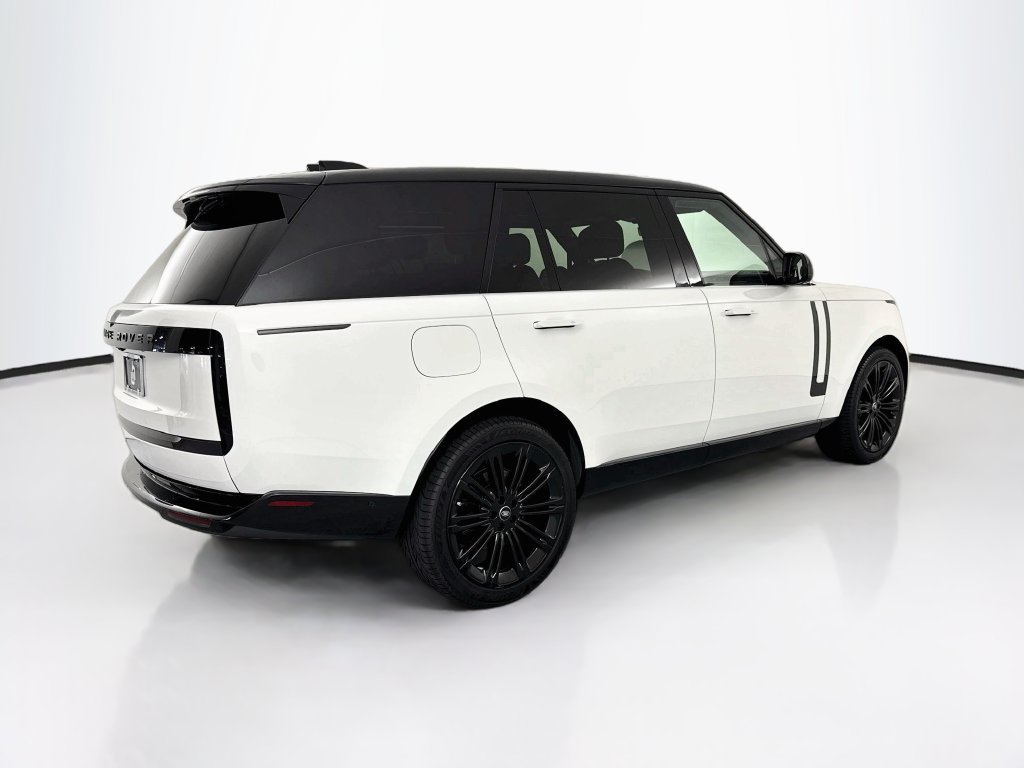 Used 2024 White Land Rover SE image 5