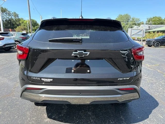 New 2026 Mosaic Black Metallic Chevrolet ACTIV image 4