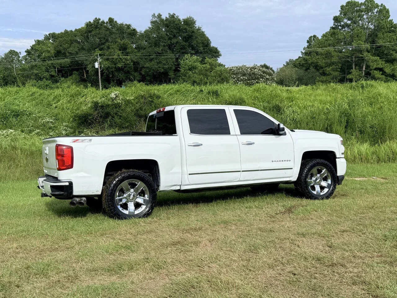 Used 2017 White Chevrolet LTZ Z71 4x4 4dr Crew Cab 5.8 ft. SB image 5