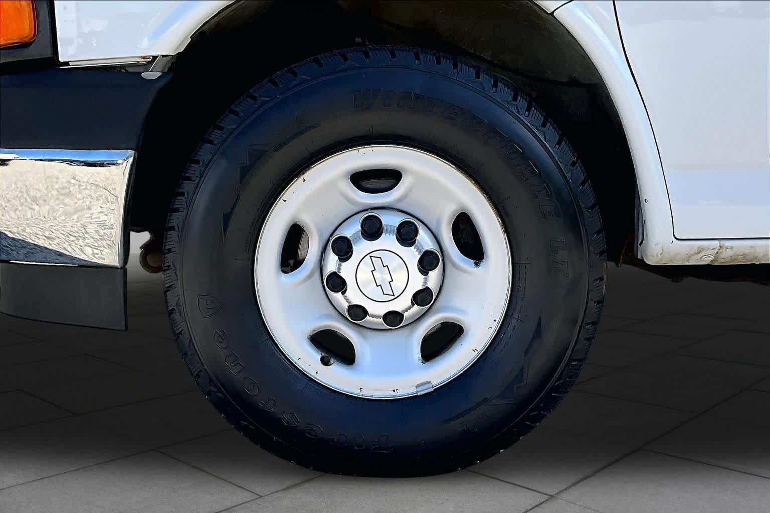 Used 2017 Summit White Chevrolet  image 10