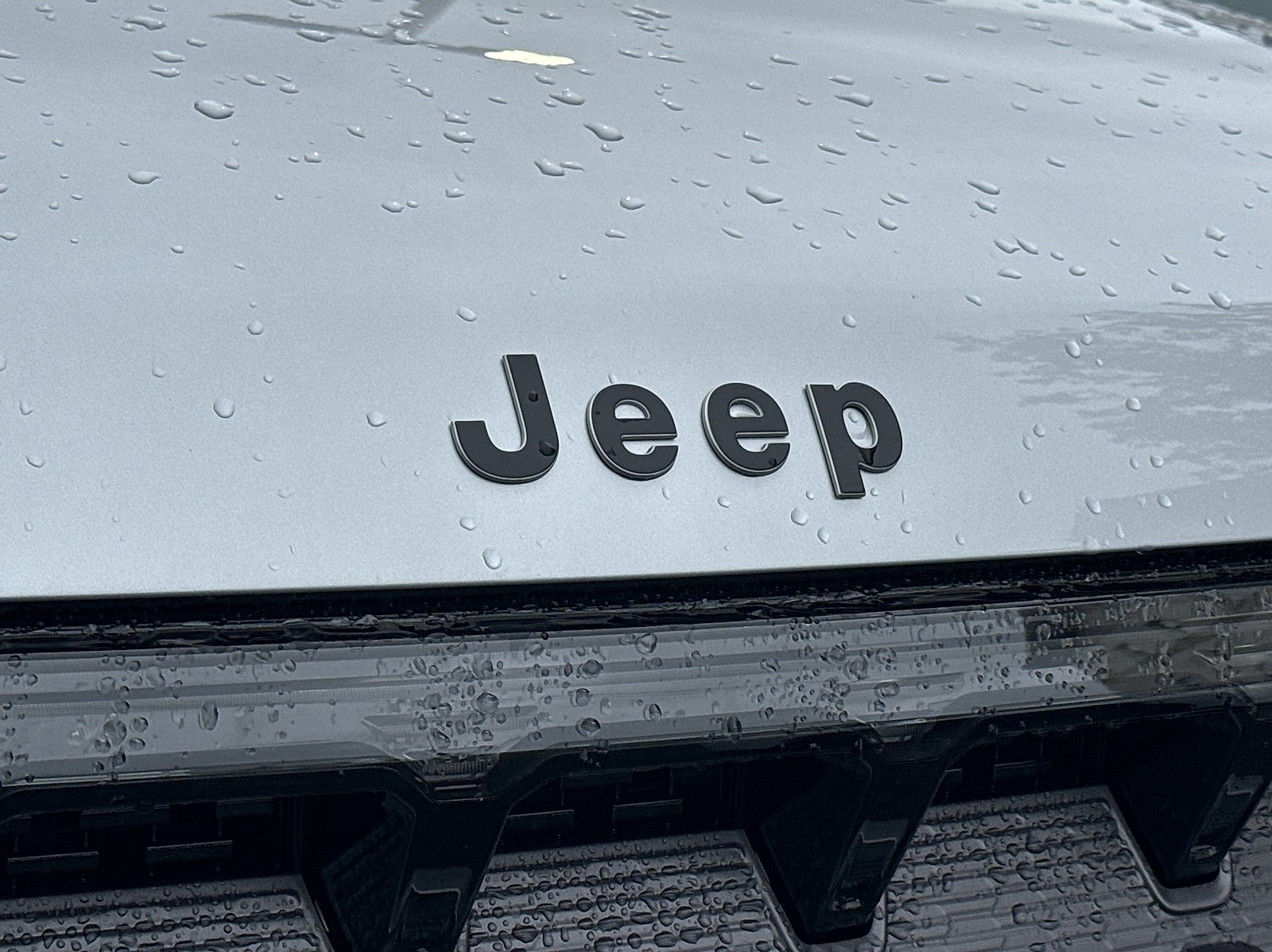New 2026 Silver-Zynith Exterior Paint Jeep Summit Reserve 4x4 image 10