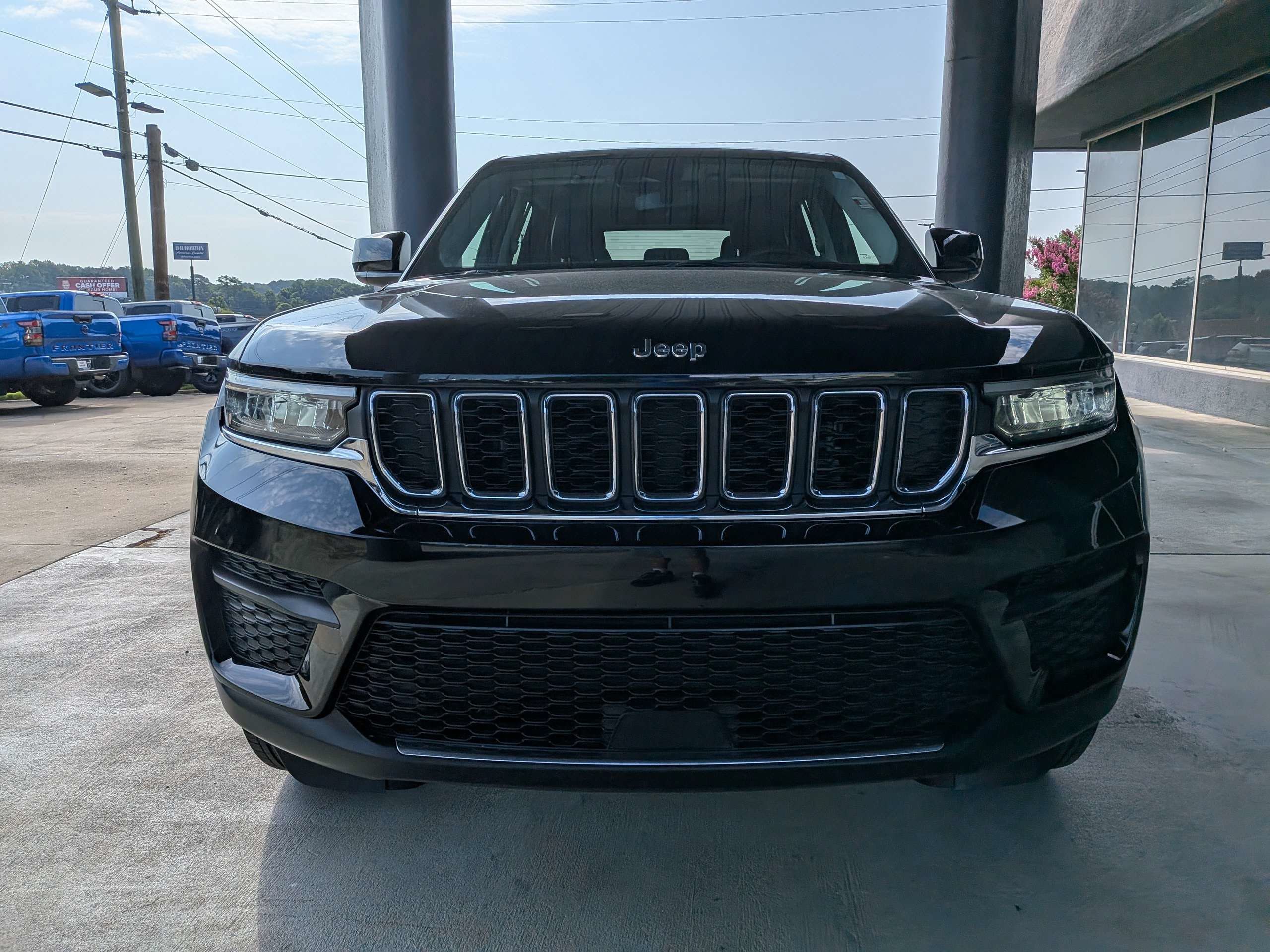 Used 2023 Black Jeep Laredo image 7