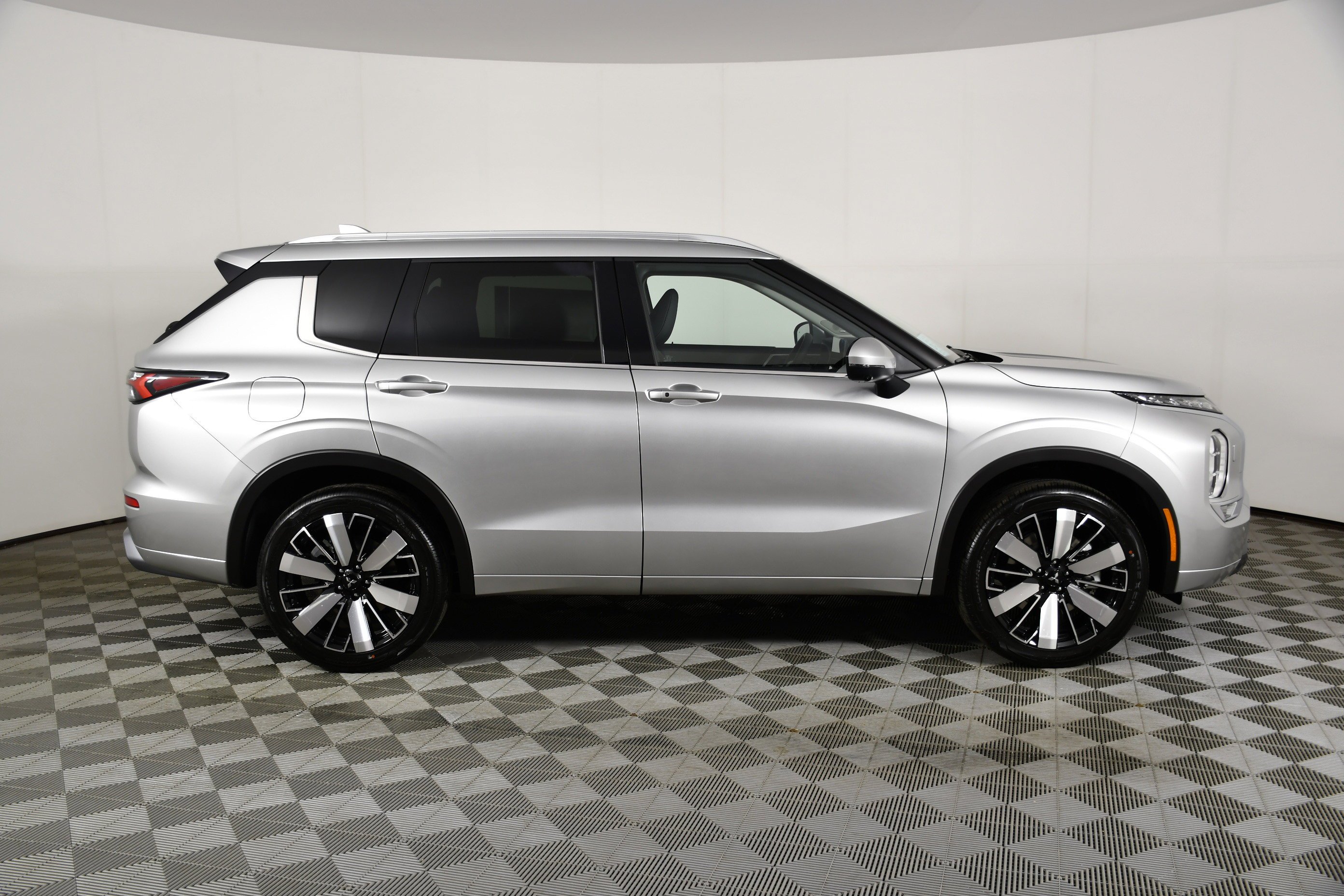 New 2026 Alloy Silver Metallic Mitsubishi SEL image 5