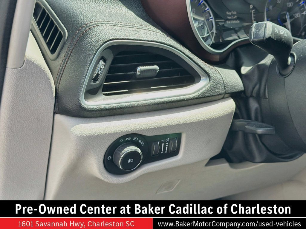 Used 2018 White Chrysler Limited image 10