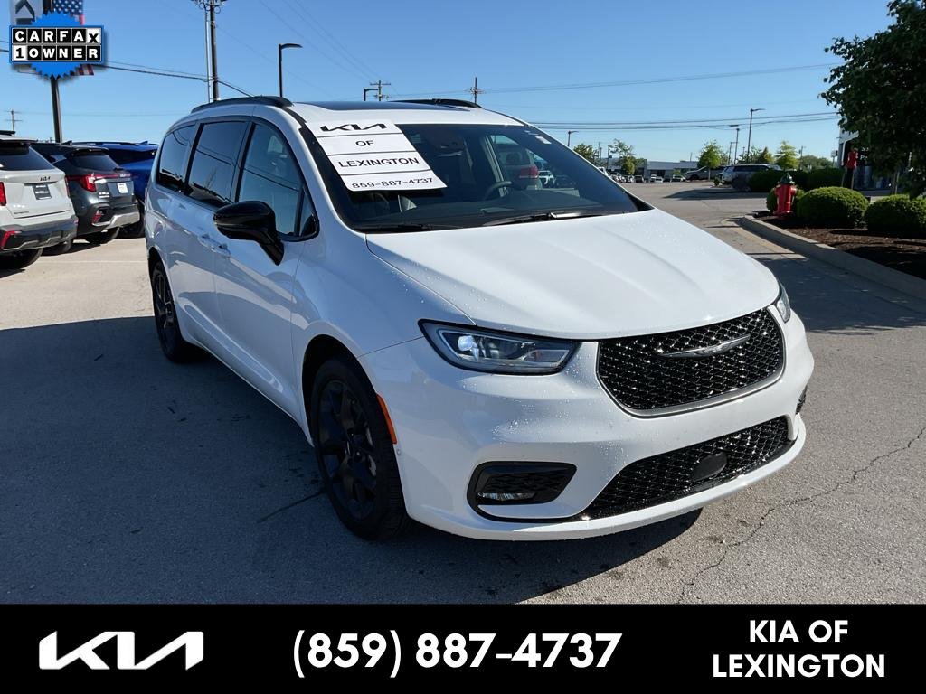 2023 Chrysler Pacifica Limited AWD's photo