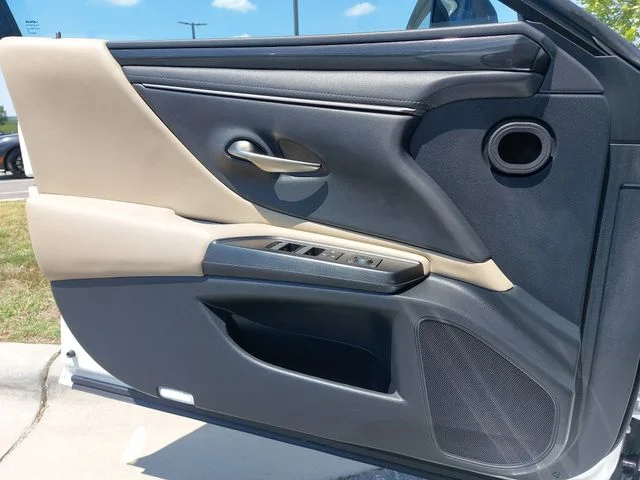 Used 2020 White Lexus 350 image 27