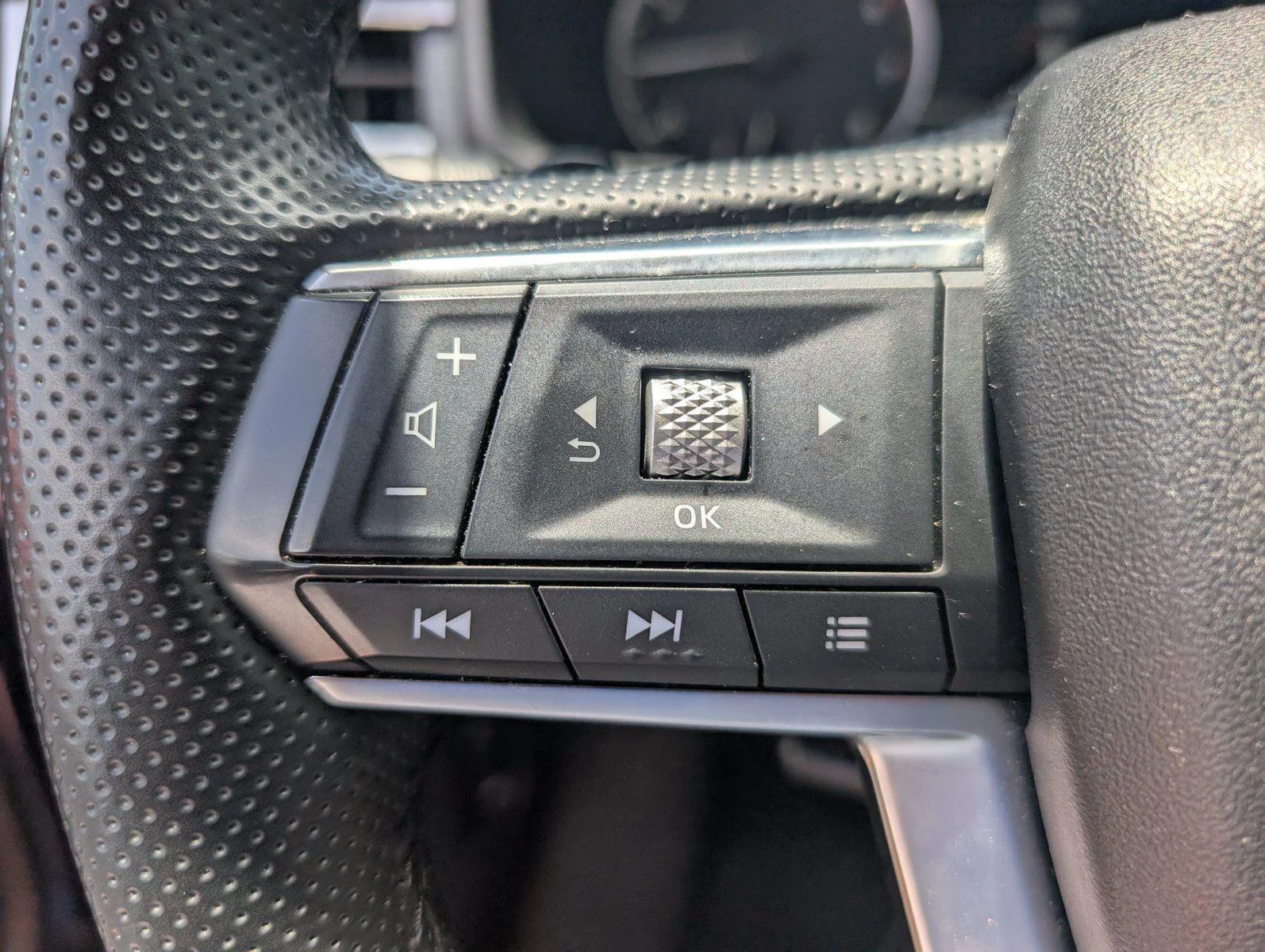 Used 2024 Cosmic Blue Metallic Mitsubishi SE image 29