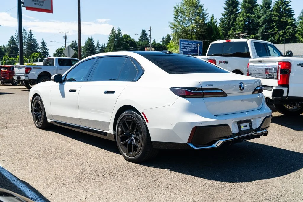 Used 2025 White BMW 740i xDrive image 5