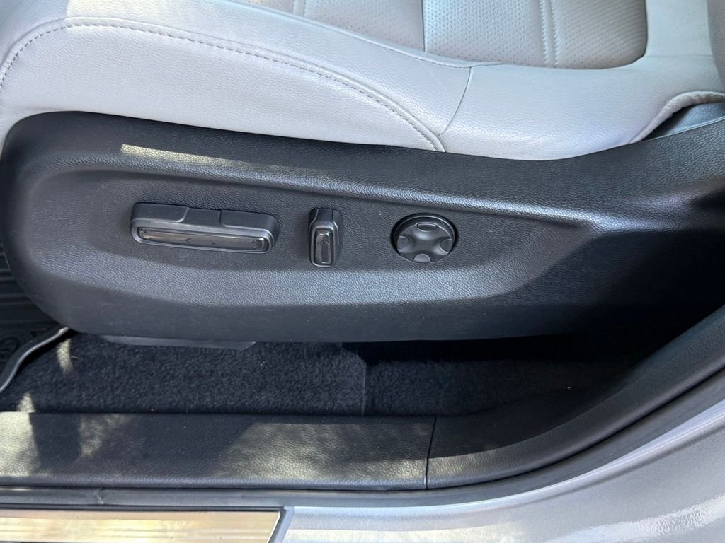 Used 2018 Lunar Silver Metallic Honda Touring image 27