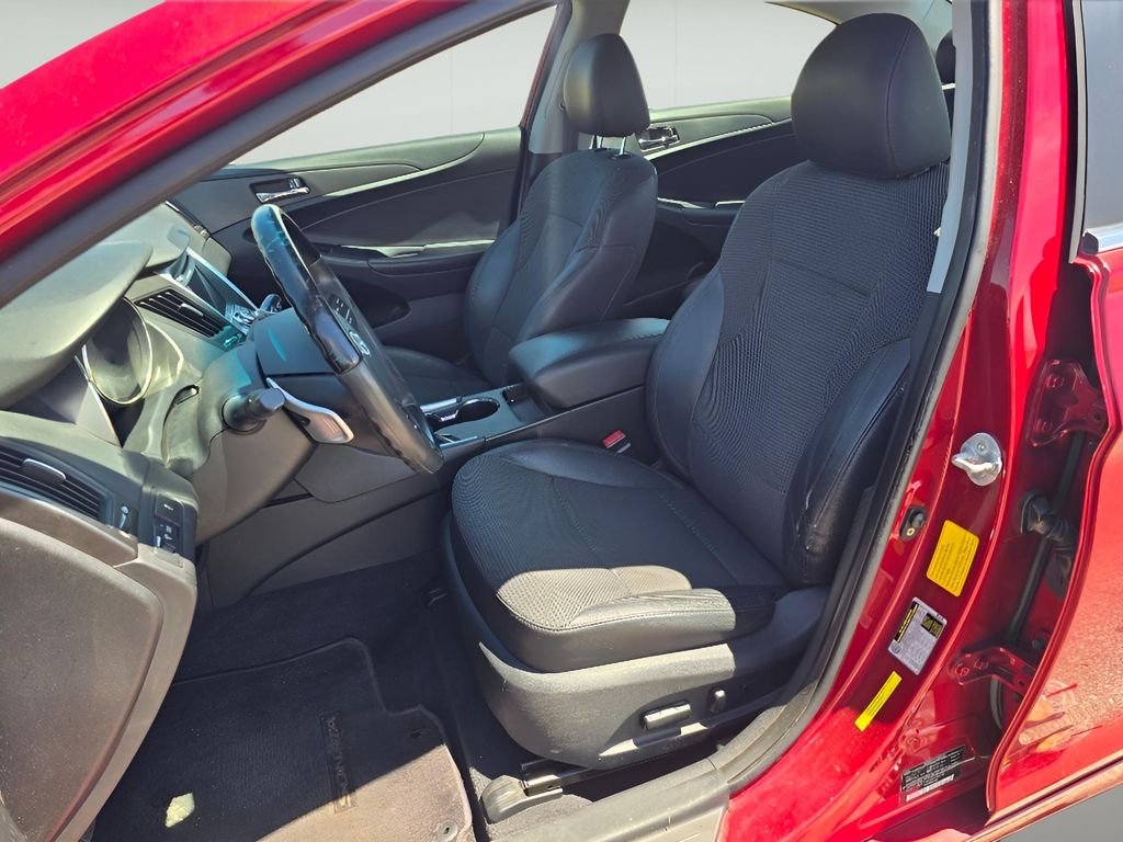 Used 2011 Venetian Red Hyundai SE image 10