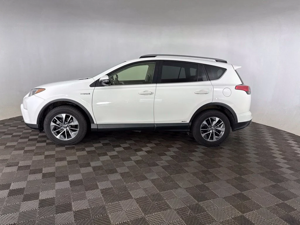 Used 2018 White Toyota LE image 13
