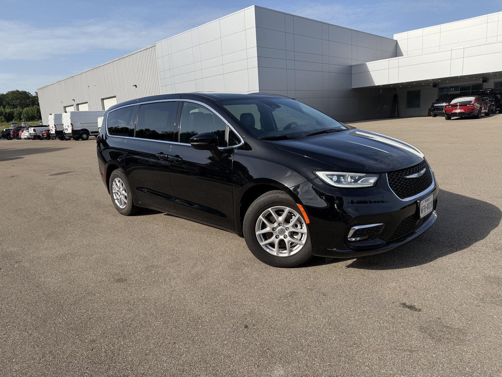 Used 2025 Diamond Black Crystal Pearlcoat Chrysler Select image 3