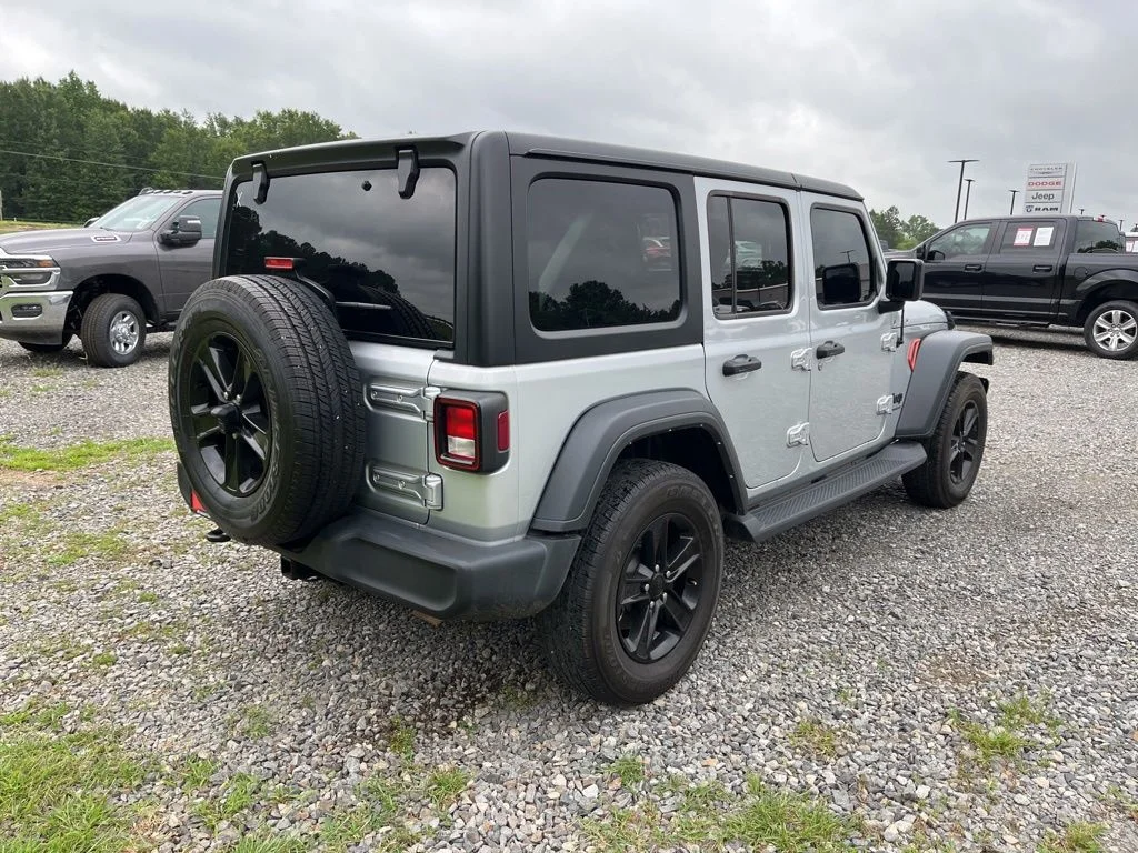 Used 2023 Silver Jeep Altitude image 8