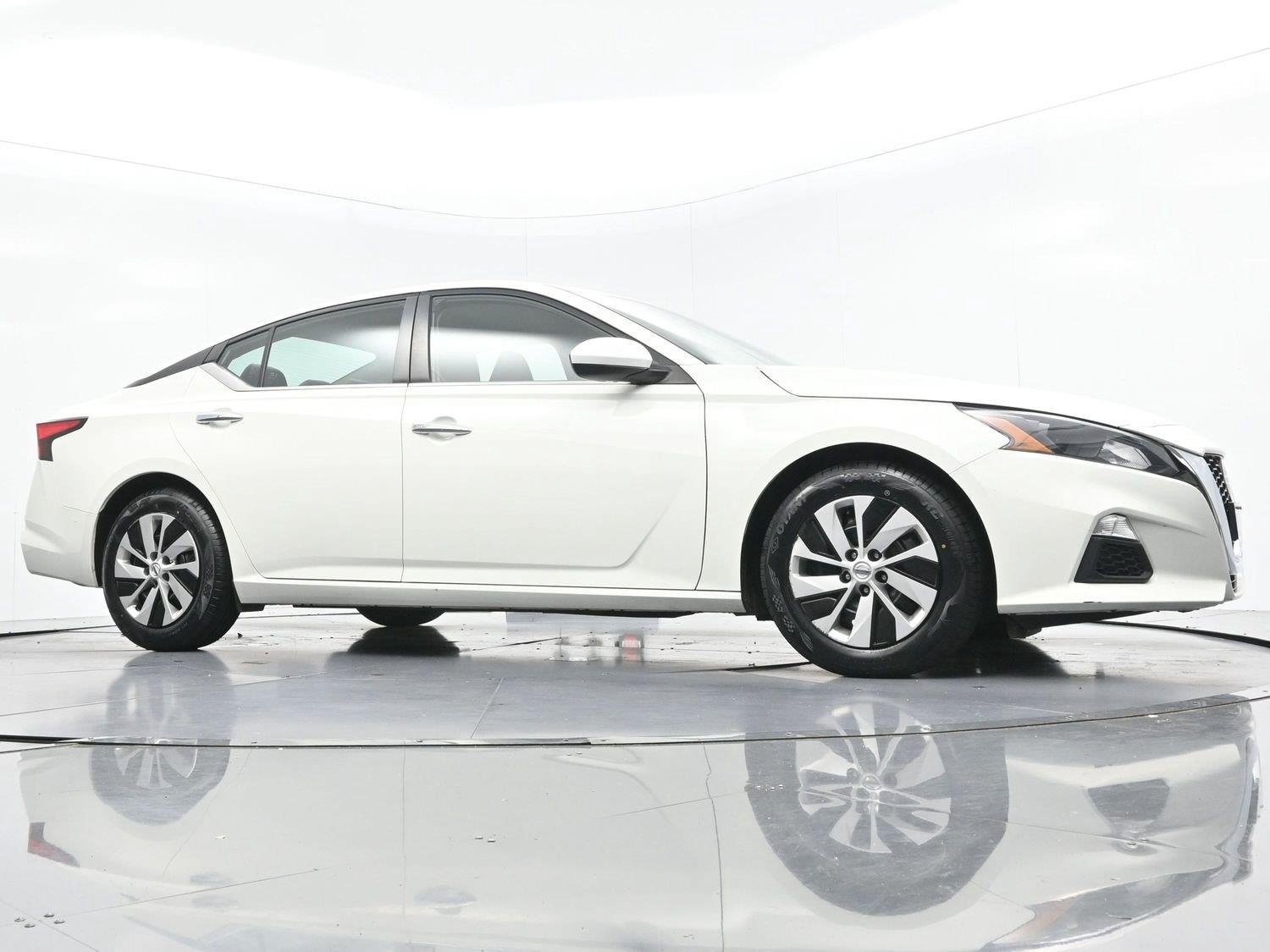 Used 2022 Glacier White Nissan 2.5 S image 38