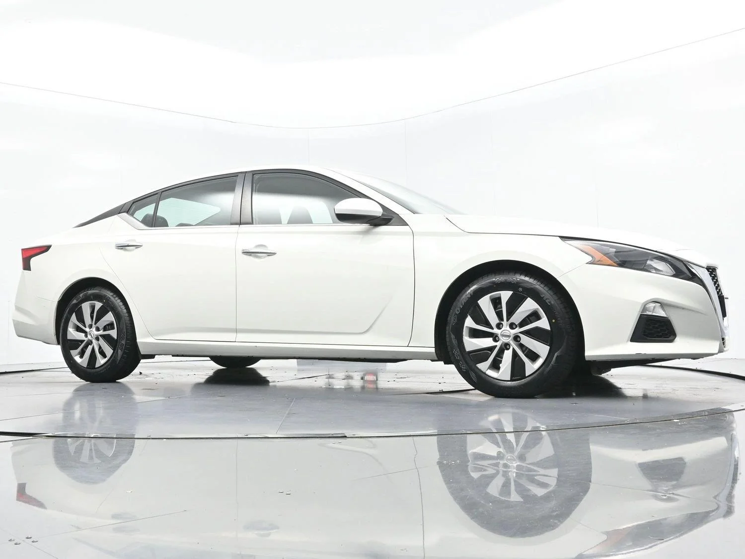 Used 2022 Glacier White Nissan 2.5 S image 38