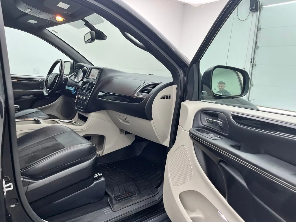 Used 2019 Black Dodge SXT image 30