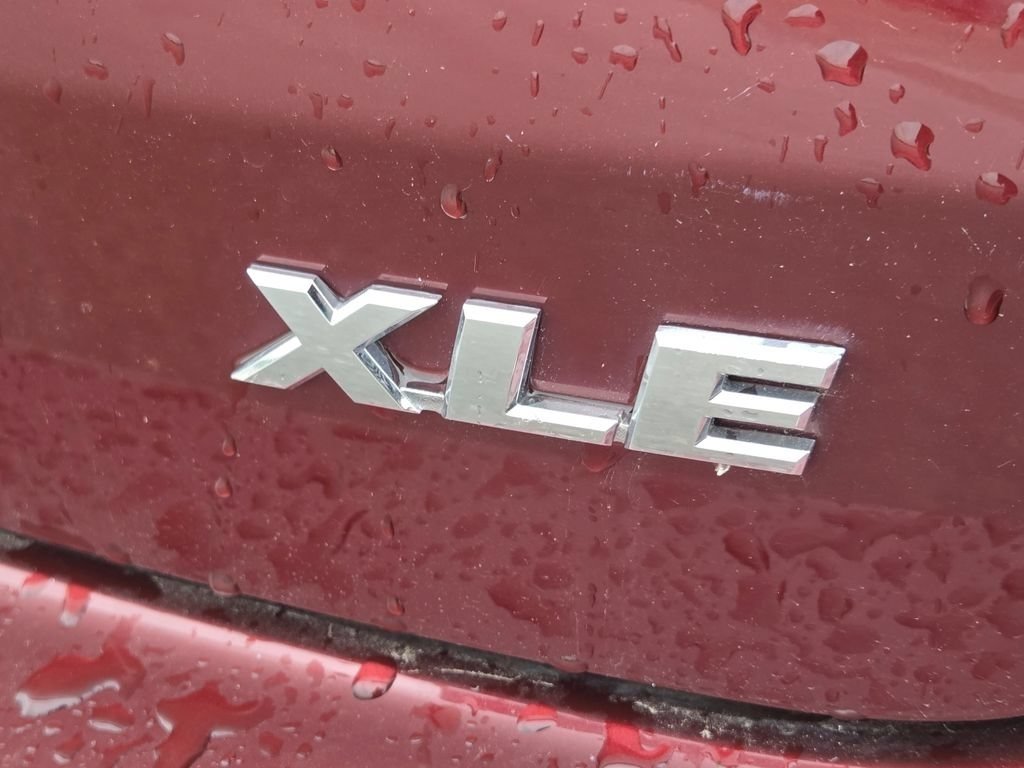 Used 2015 Ooh La La Rouge Mica Toyota XLE V6 image 27