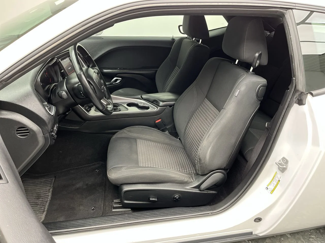Used 2019 White Dodge SXT image 9
