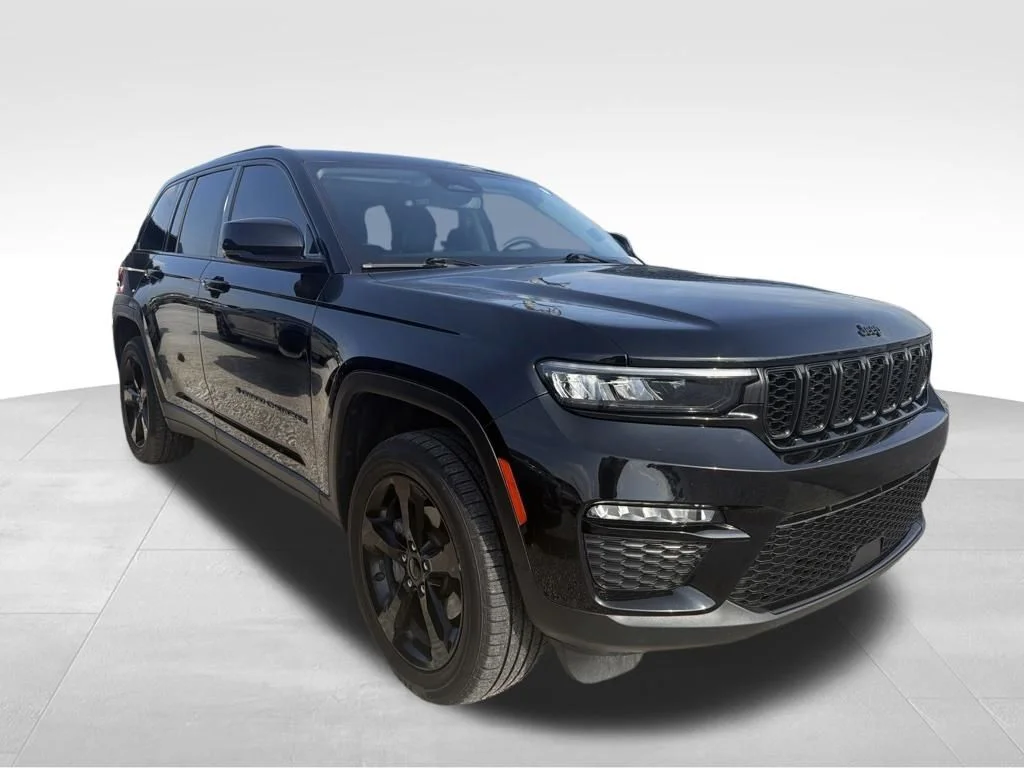 Used 2023 Diamond Black Jeep Limited image 12
