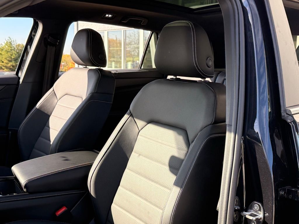 New 2026 Deep Black Pearl Volkswagen 2.0T SEL image 11