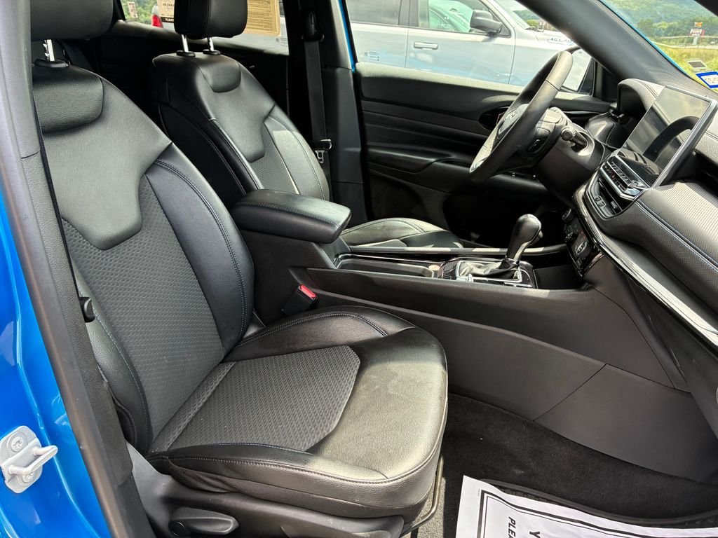 Used 2025 Blue Jeep Latitude image 17