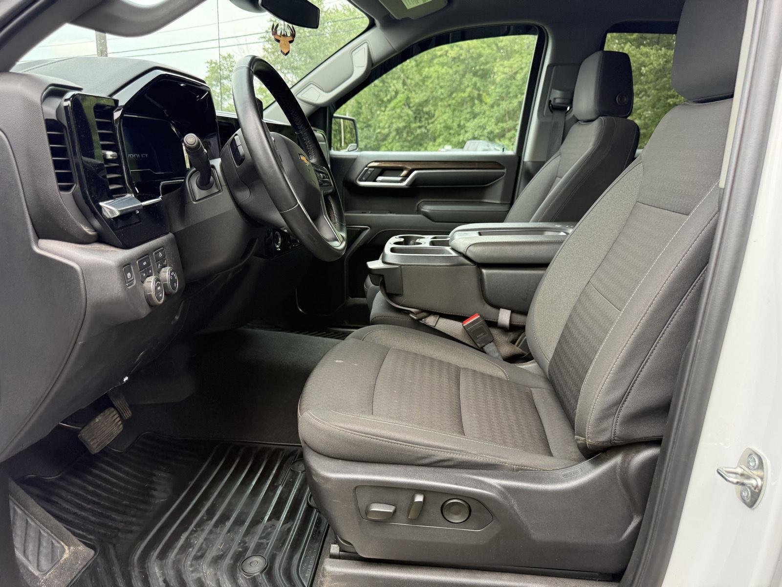 Used 2024 Summit White Chevrolet LT image 8