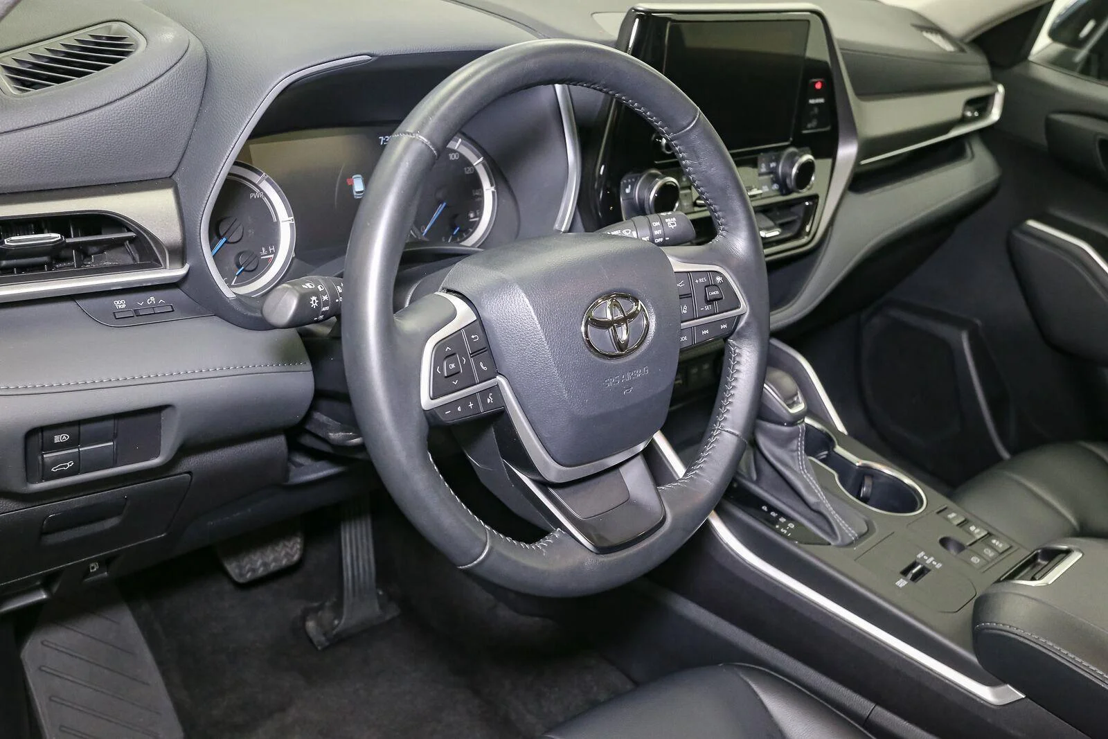 Used 2023 Moon Dust Toyota XLE image 27