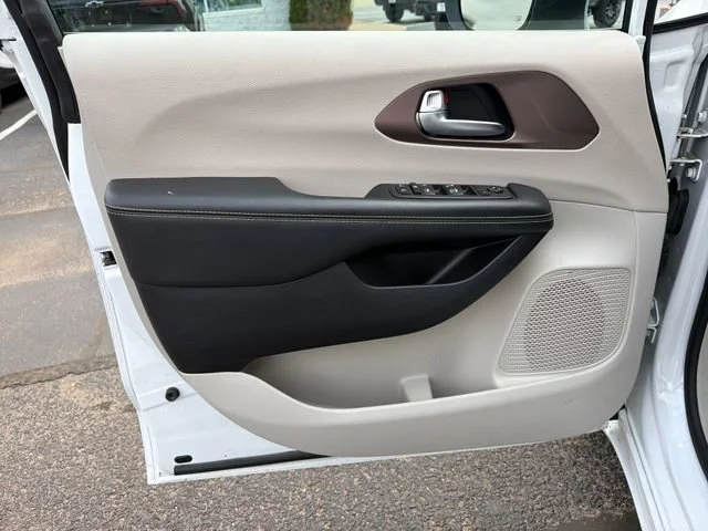Used 2023 White Chrysler LX image 17