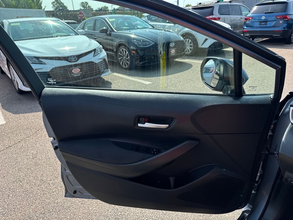Used 2020  Toyota LE image 32