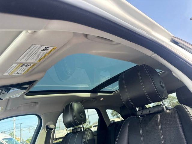Used 2019 White Land Rover S image 11