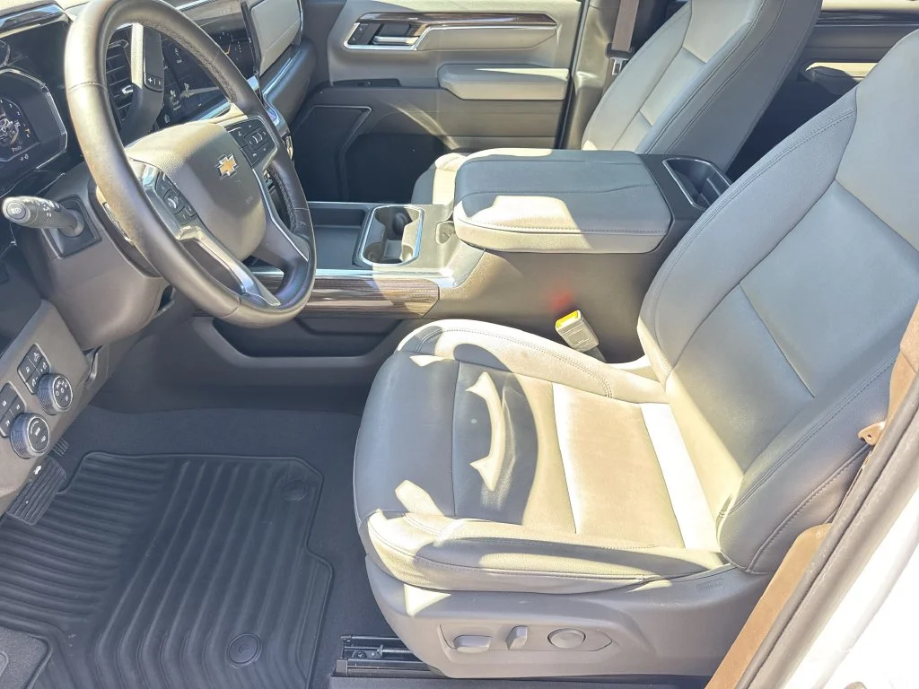 Used 2025 White Chevrolet LT image 9