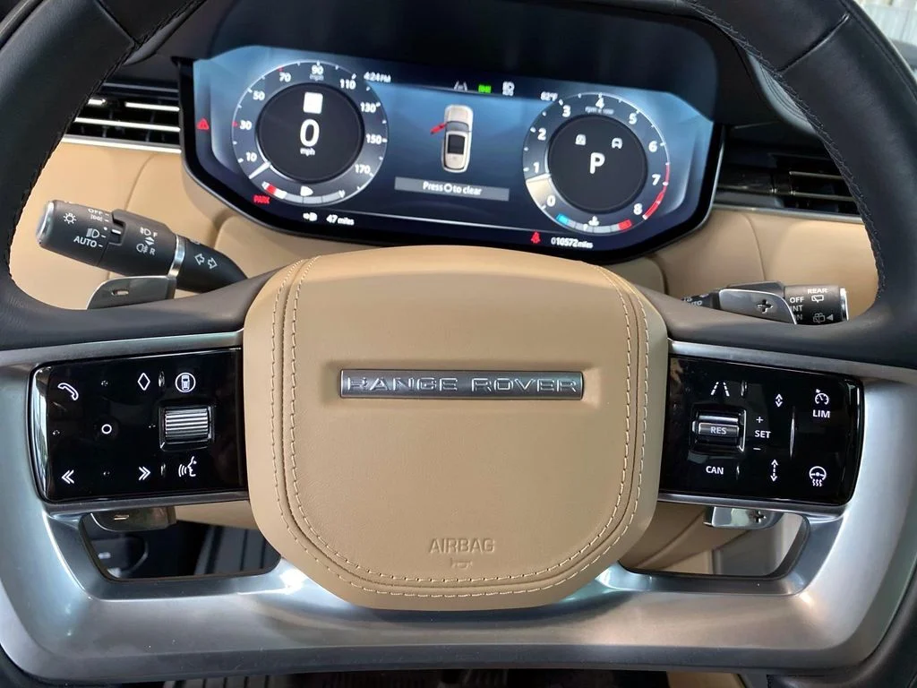 Used 2025  Land Rover SE image 15