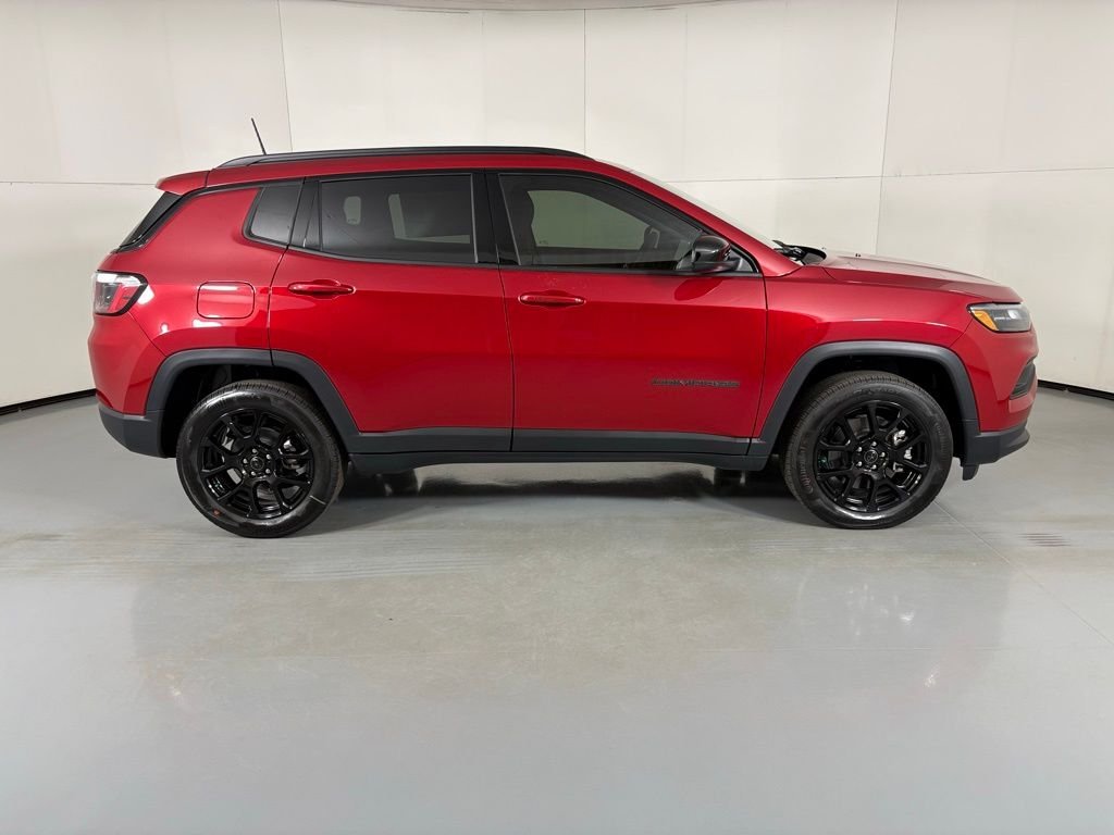 New 2026 Red Hot Pearl-Coat Exterior Paint Jeep Latitude image 9