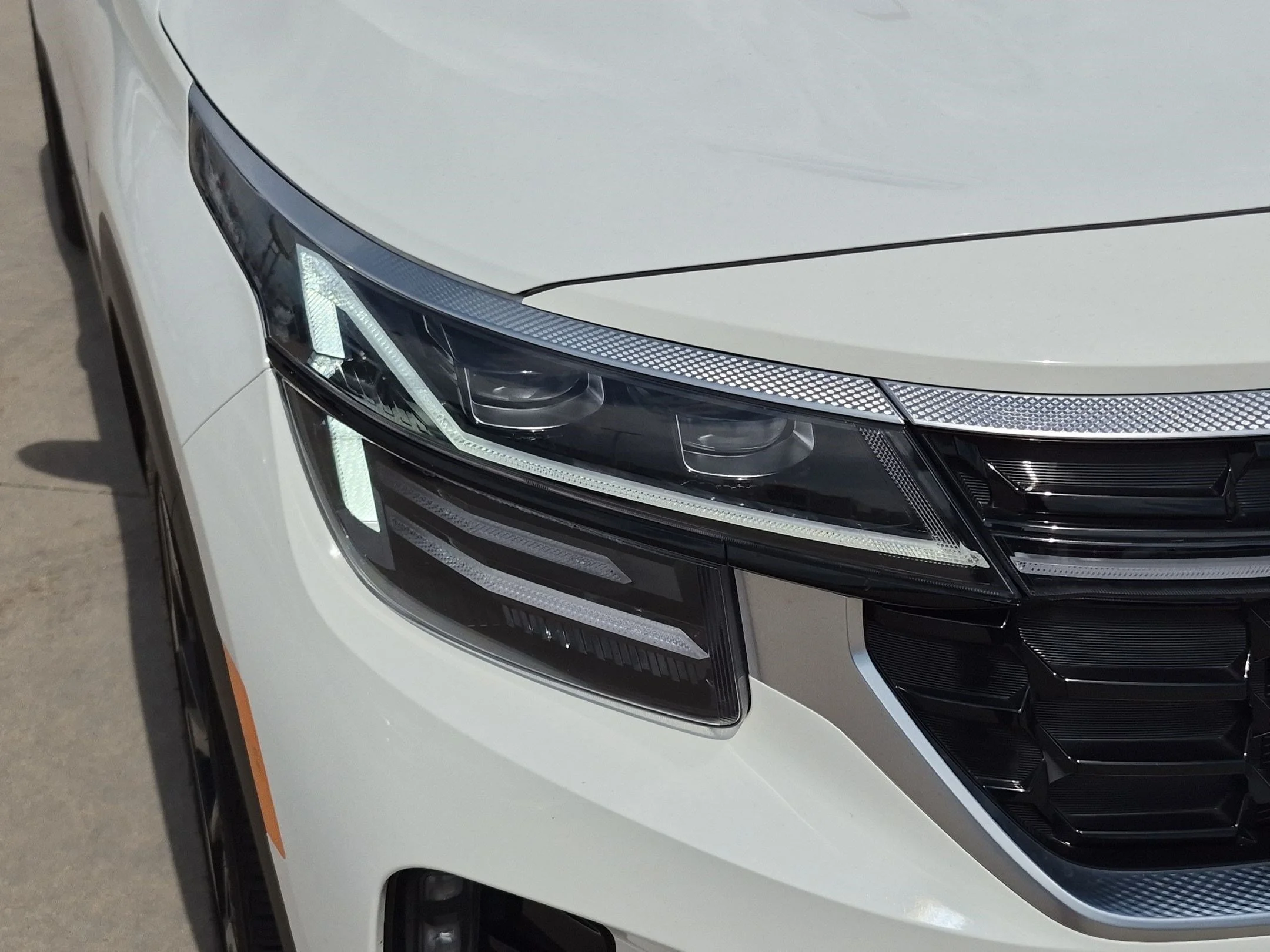 Used 2024 Clear White/Black Roof Kia SX image 10