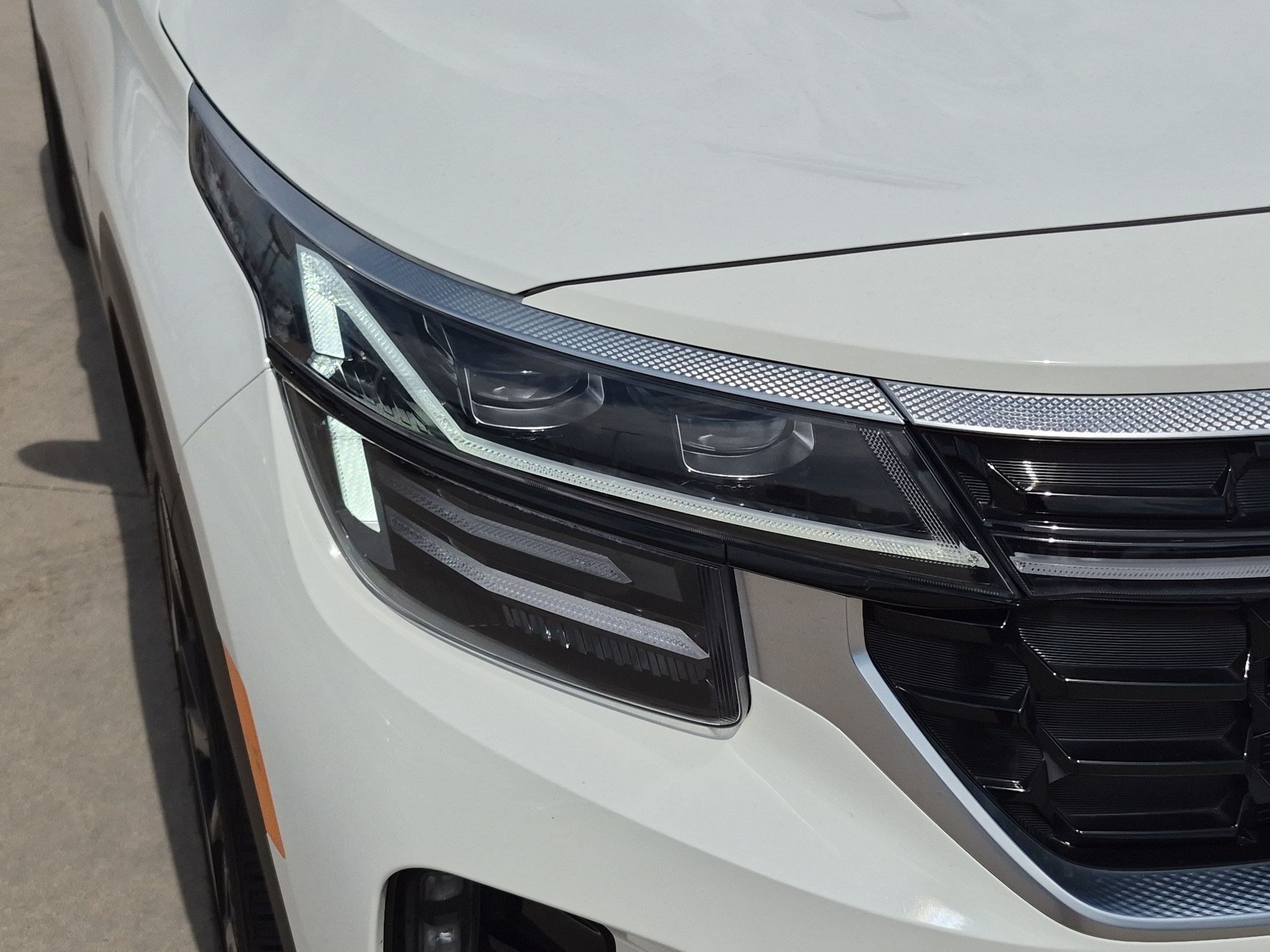 Used 2024 Clear White/Black Roof Kia SX image 10