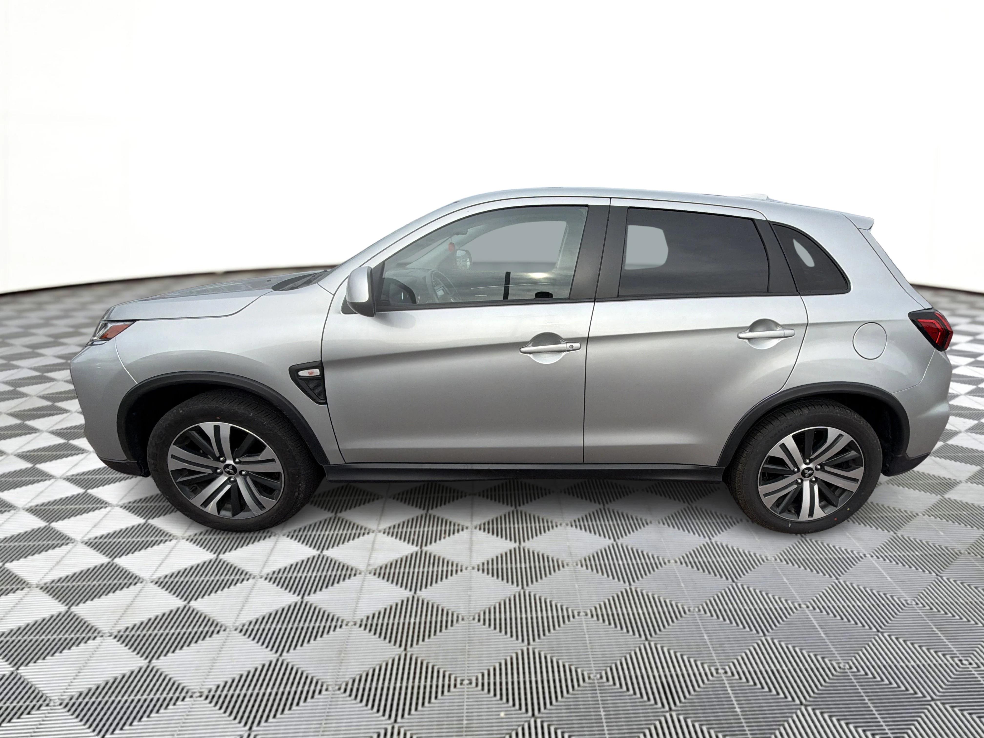 Used 2024 Gray Mitsubishi SE image 2