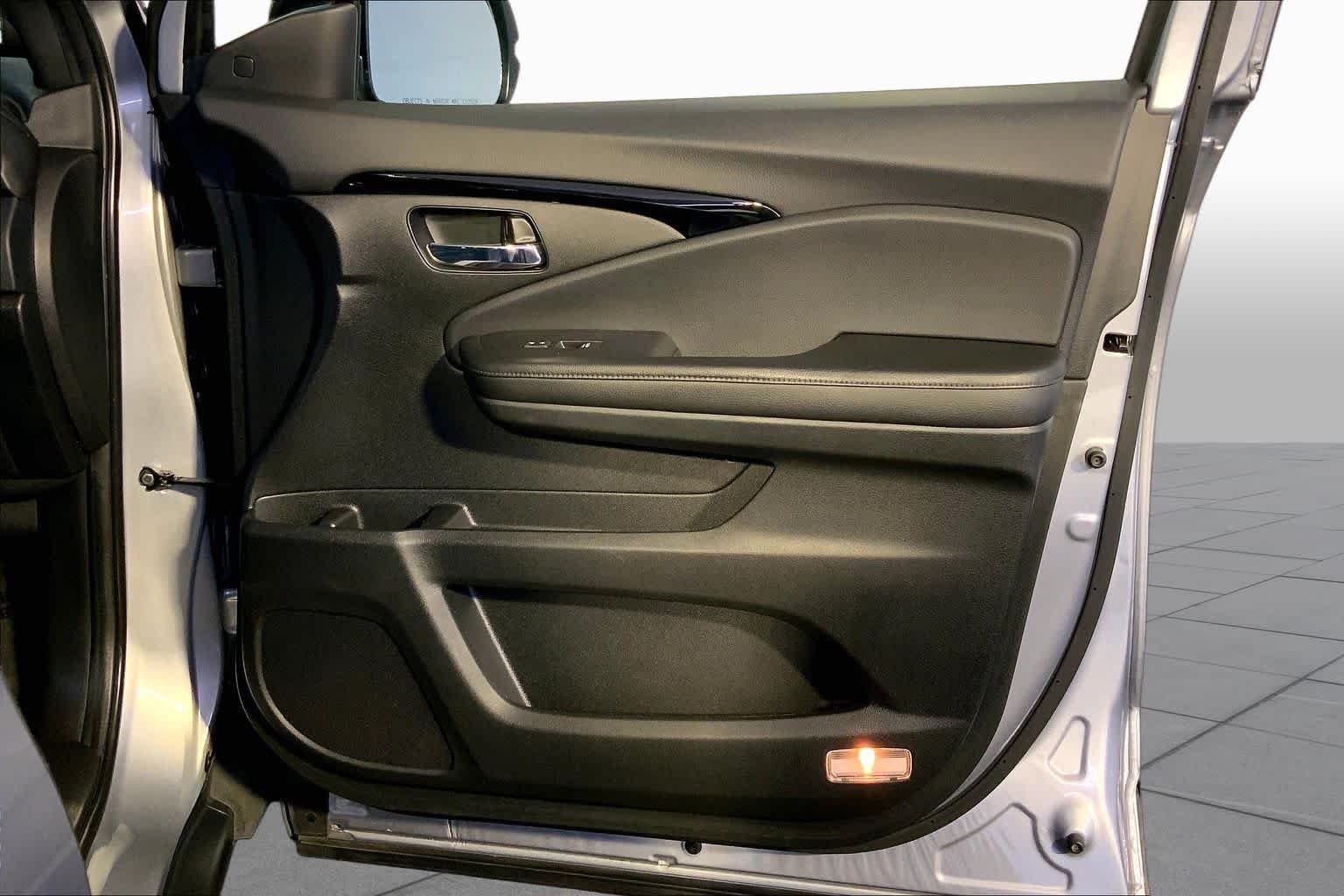 Used 2019 Lunar Silver Metallic Honda Touring image 23