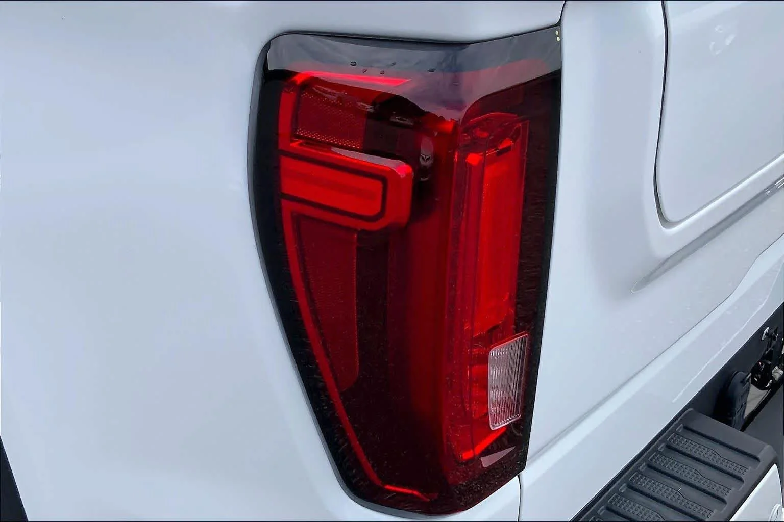 Used 2021 WHITE GMC AT4 image 25