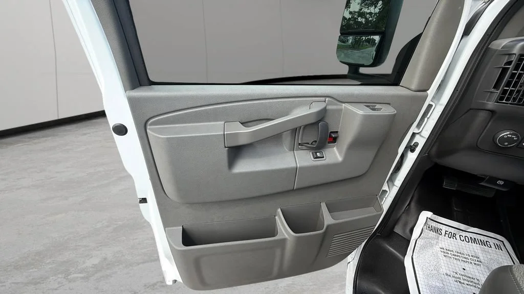 New 2026 Summit White Chevrolet 1WT image 18