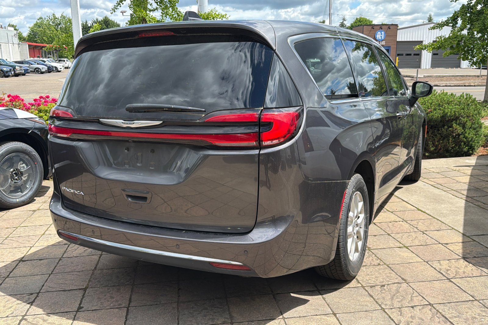 2023 Chrysler Pacifica Touring L's photo